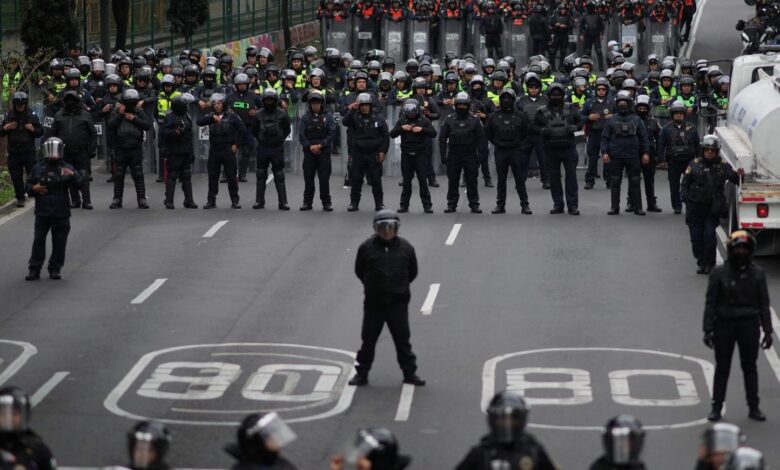 Miles de manifestantes bloquean el acceso al estadio de fútbol de la Ciudad de México Miles de manifestantes bloquean el acceso al estadio de fútbol de la Ciudad de México